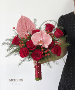 Ảnh thực tế cô dâu cầm bó Hoa Cưới Cầm Tay Hồng Đỏ sang trọng trong ngày trọng đại tại Long Khánh