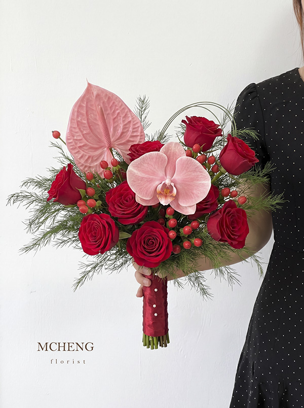 Thuc Te Co Dau Cam Hoa Cuoi Hong Do Mcheng Long Khanh Ảnh thực tế cô dâu cầm bó Hoa Cưới Cầm Tay Hồng Đỏ sang trọng trong ngày trọng đại tại Long Khánh