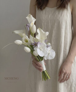 Hình ảnh cô dâu thanh lịch cầm bó Hoa Cưới Cầm Tay Tulip Trắng Phối Calla Lily trong ngày cưới