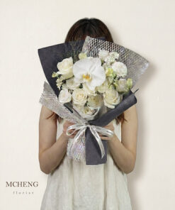 Mẫu Hoa Bó Hồng Trắng Phối Lan Hồ Điệp thiết kế phá cách tại Mcheng Florist