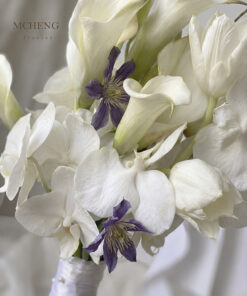 Cận cảnh vẻ đẹp kiêu sa của hoa Calla Lily trắng và Lan Hồ Điệp đính ngọc trai