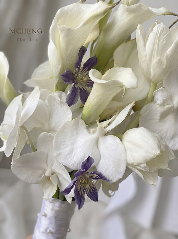 Chi Tiet Hoa Cuoi Cam Tay Calla Lily Trang Mix Tulip Mcheng Cận cảnh vẻ đẹp kiêu sa của hoa Calla Lily trắng và Lan Hồ Điệp đính ngọc trai