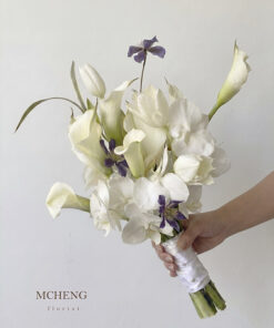Hình ảnh cô dâu thanh lịch cầm bó Hoa Cưới Cầm Tay Calla Lily Trắng trong ngày trọng đại