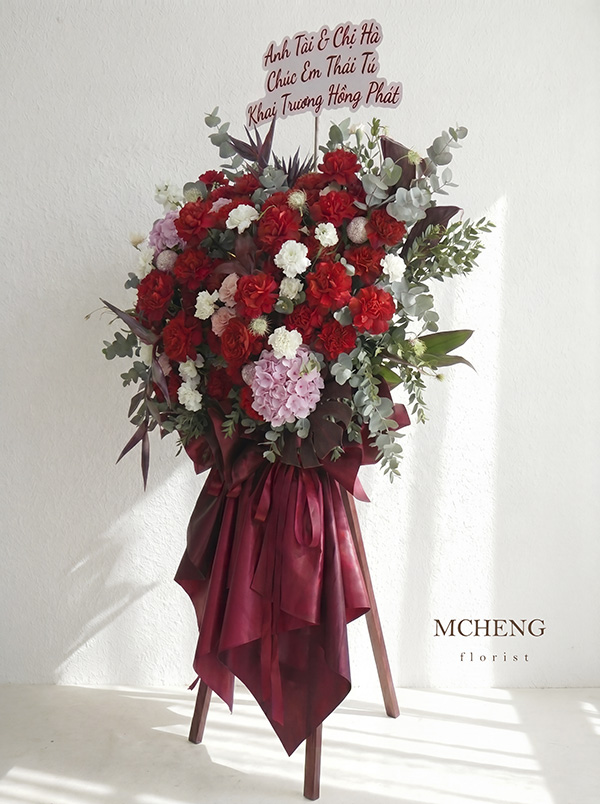 Chi Tiet Ke Hoa Hong Ecuador Mcheng Florist Long Khanh Cận cảnh sắc đỏ rực rỡ của hoa hồng Ecuador và cẩm tú cầu hồng pastel trên kệ hoa chúc mừng