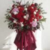 Mẫu Kệ Hoa Hồng Ecuador Mix Cẩm Tú Cầu thiết kế rực rỡ tại Mcheng Florist