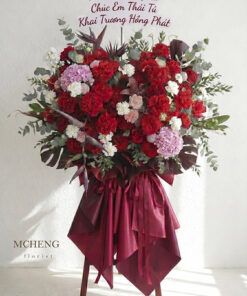 Mẫu Kệ Hoa Hồng Ecuador Mix Cẩm Tú Cầu thiết kế rực rỡ tại Mcheng Florist