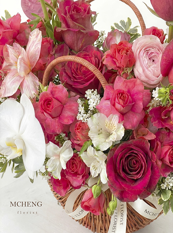 Chi Tiet Gio May Lan Ho Diep Phoi Hong Mon Mcheng Florist Cận cảnh sắc hồng dâu của hoa hồng và lan hồ điệp trắng trong Giỏ Mây Lan Hồ Điệp Phối Hồng Môn
