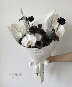 Mẫu Hoa Bó Hồng Môn Trắng & Calla Lily Đen thiết kế nghệ thuật tại Mcheng Florist