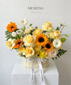 Mẫu Giỏ Hoa Hướng Dương Phối Hồng Tone Vàng Cam thiết kế rạng rỡ tại shop hoa tươi Mcheng Florist