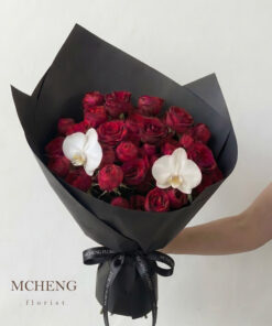 Hoa Bó Hồng Đỏ Phối Lan Hồ Điệp trắng sang trọng tại Mcheng Florist
