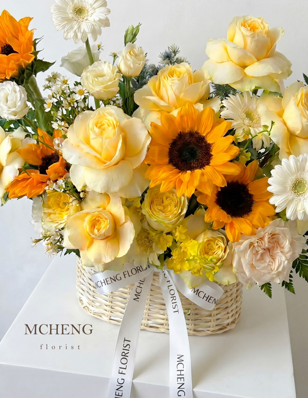 Chi Tiet Can Canh Huong Duong va Hong Vang Cam Mcheng Florist Cận cảnh sắc vàng rực rỡ của hoa hướng dương và hoa hồng tone vàng cam trong giỏ mây