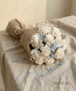 Mẫu Hoa Bó Cẩm Chướng Trắng & Sao Xanh thiết kế mộc mạc tại Mcheng Florist