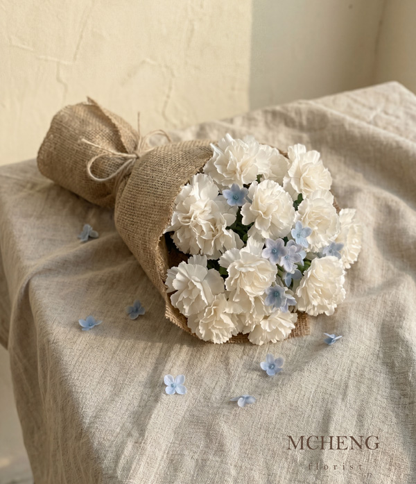 Mẫu Hoa Bó Cẩm Chướng Trắng & Sao Xanh thiết kế mộc mạc tại Mcheng Florist