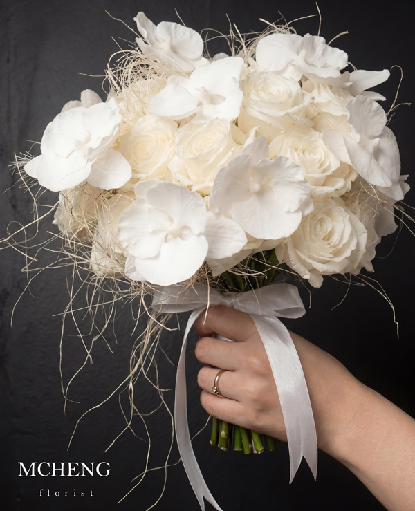Hoa Cưới Cầm Tay Hồng Trắng Mix Lan Hồ Điệp Tuyệt Mỹ - Mcheng Florist Mẫu Hoa Cưới Cầm Tay Hồng Trắng Mix Lan Hồ Điệp phối cỏ khô nghệ thuật tại Mcheng Florist