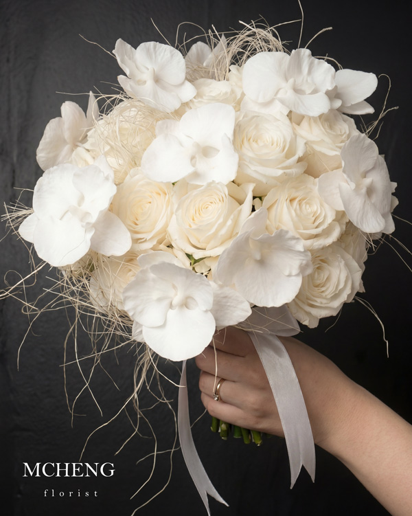 Chi Tiet Hoa Cuoi Cam Tay Hong Trang Lan Ho Diep Mcheng Florist Cận cảnh vẻ đẹp tinh khôi của Lan Hồ Điệp trắng và hoa hồng trên bó hoa cưới