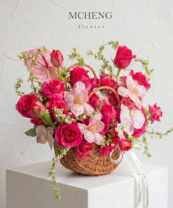 Mẫu Giỏ Hoa Hồng Fuchsia Phối Tulip và Lan Hồ Điệp thiết kế ngọt ngào tại shop hoa tươi Mcheng Florist