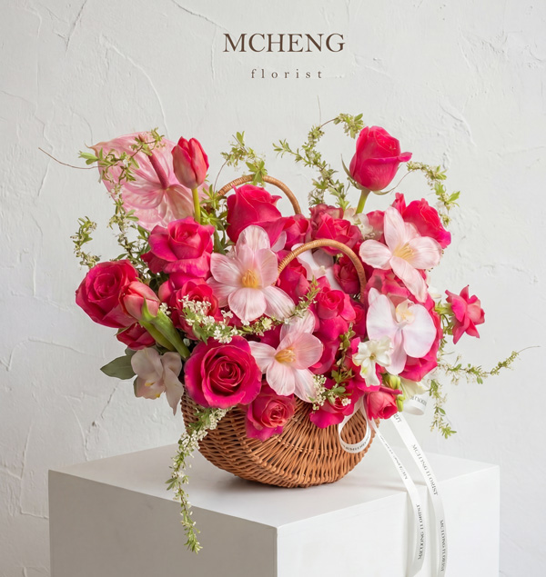 Gio Hoa Hong Fuchsia Phoi Tulip va Lan Ho Diep Mcheng Florist Mẫu Giỏ Hoa Hồng Fuchsia Phối Tulip và Lan Hồ Điệp thiết kế ngọt ngào tại shop hoa tươi Mcheng Florist