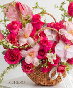Cận cảnh sắc hồng fuchsia của hoa hồng ngoại và lan hồ điệp trong Giỏ Hoa Hồng Fuchsia Phối Tulip và Lan Hồ Điệp
