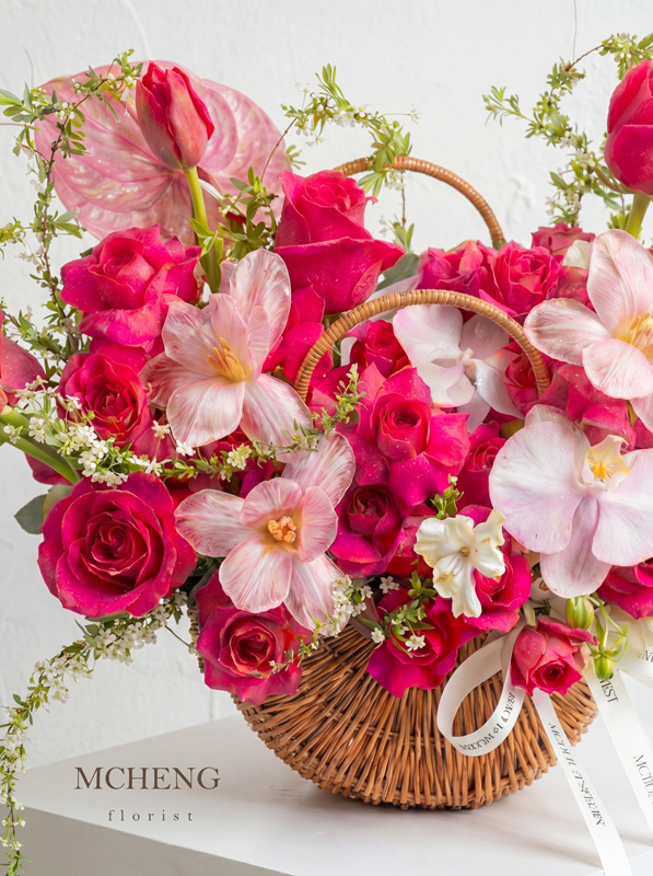 Chi Tiet Can Canh Tulip va Lan Ho Diep Hong Mcheng Florist Cận cảnh sắc hồng fuchsia của hoa hồng ngoại và lan hồ điệp trong Giỏ Hoa Hồng Fuchsia Phối Tulip và Lan Hồ Điệp