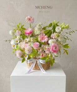 Mẫu Giỏ Hoa Mao Lương Phối Đồng Tiền Hồng thiết kế lãng mạn tại Mcheng Florist