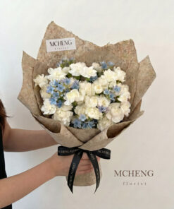 Mẫu Hoa Bó Cẩm Chướng Trắng Mix Sao Xanh thiết kế mộc mạc tại Mcheng Florist