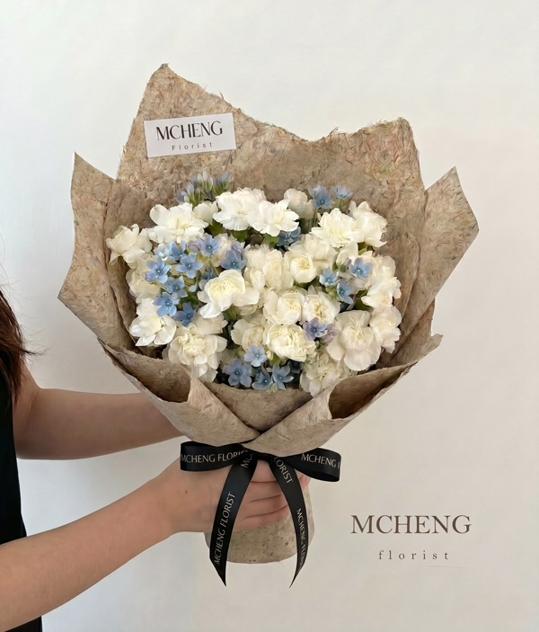 Bó Hoa Cẩm Chướng Trắng Phối Sao Xanh Tươi Mát - Mcheng Florist Mẫu Hoa Bó Cẩm Chướng Trắng Mix Sao Xanh thiết kế mộc mạc tại Mcheng Florist