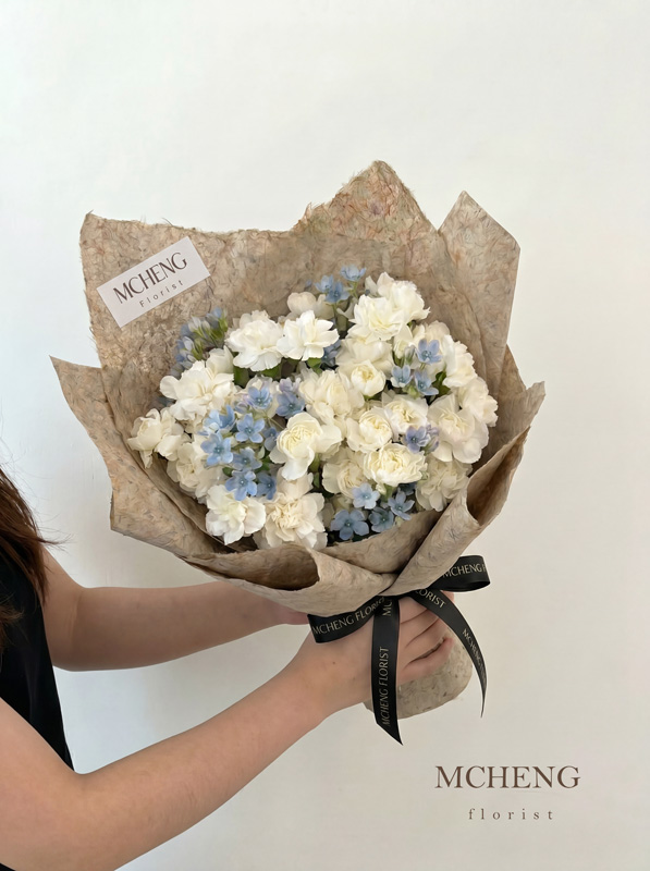 Chi Tiet Hoa Bo Cam Chuong Trang Mix Sao Xanh Mcheng Florist Cận cảnh vẻ đẹp trong trẻo của mẫu Hoa Bó Cẩm Chướng Trắng Mix Sao Xanh