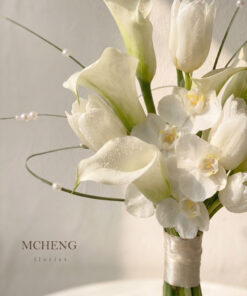 Cận cảnh vẻ đẹp tinh khiết của hoa Calla Lily, Tulip trắng và cỏ linh chi đính ngọc trai