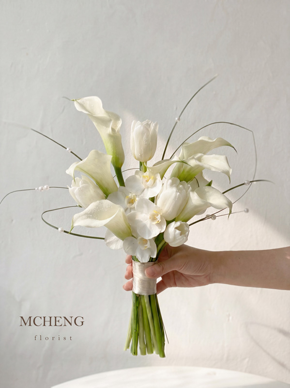 Mẫu Hoa Cưới Cầm Tay Calla Lily Phối Tulip Trắng thiết kế thanh lịch tại Mcheng Florist