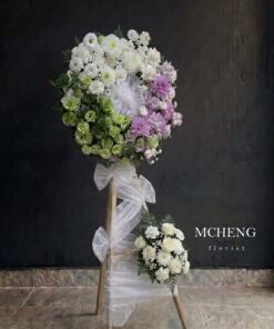 Mẫu Kệ Hoa Chia Buồn Tone Trắng Tím Xanh thiết kế vòng hoa trang trọng tại Mcheng Florist