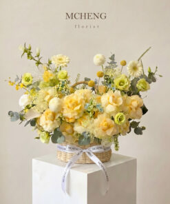 Mẫu Giỏ Mây Tone Vàng Kem Cam Đào thiết kế lãng mạn dịu mát tại shop hoa tươi Mcheng Florist