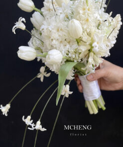 Cận cảnh vẻ đẹp tinh khôi của hoa Tulip trắng và hoa Chuông rủ dài trên bó hoa cưới