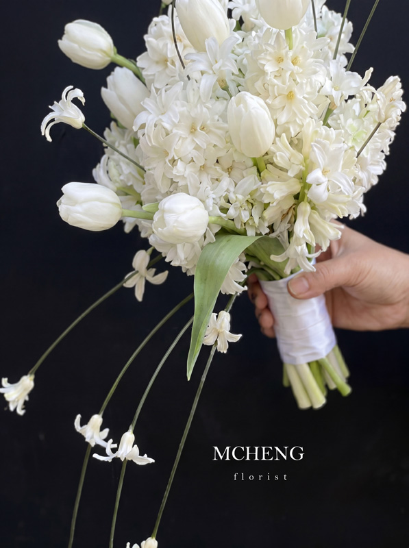 hi Tiet Hoa Cuoi Cam Tay Tulip Trang Mcheng Florist Cận cảnh vẻ đẹp tinh khôi của hoa Tulip trắng và hoa Chuông rủ dài trên bó hoa cưới