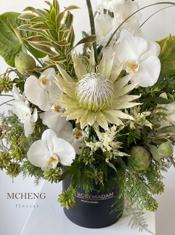 Chi Tiet Hop Hoa Tru Thao Duong Trang Mcheng Florist Cận cảnh vẻ đẹp vương giả của hoa Thảo Đường Hoàng Đế và Lan Hồ Điệp trắng