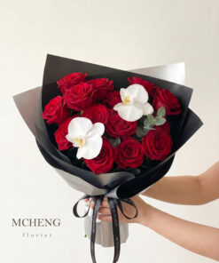 Mẫu Hoa Bó Hồng Đỏ Phối Lan Hồ Điệp thiết kế tương phản tại Mcheng Florist