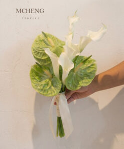 Mẫu Hoa Cưới Cầm Tay Calla Lily Trắng phối Hồng Môn Xanh thiết kế thanh lịch tại Mcheng Florist