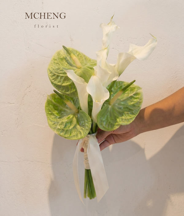 Hoa Cưới Cầm Tay Calla Lily Trắng Phối Hồng Môn Xanh Bản Sắc - Mcheng Florist Mẫu Hoa Cưới Cầm Tay Calla Lily Trắng phối Hồng Môn Xanh thiết kế thanh lịch tại Mcheng Florist