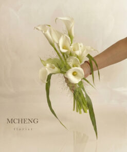 Hình ảnh thực tế cô dâu thanh lịch cầm bó Hoa Cưới Cầm Tay Calla Lily Trắng trong ngày trọng đại