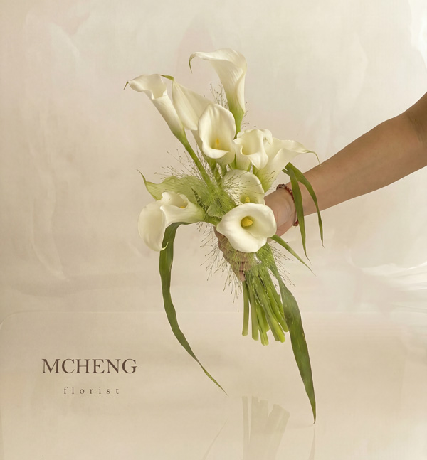 Thuc Te Co Dau Cam Hoa Cuoi Calla Lily Trang Mcheng Hình ảnh thực tế cô dâu thanh lịch cầm bó Hoa Cưới Cầm Tay Calla Lily Trắng trong ngày trọng đại