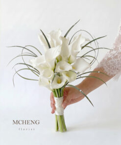 Mẫu Hoa Cưới Cầm Tay Calla Lily Đính Ngọc Trai thiết kế thanh lịch tại Mcheng Florist