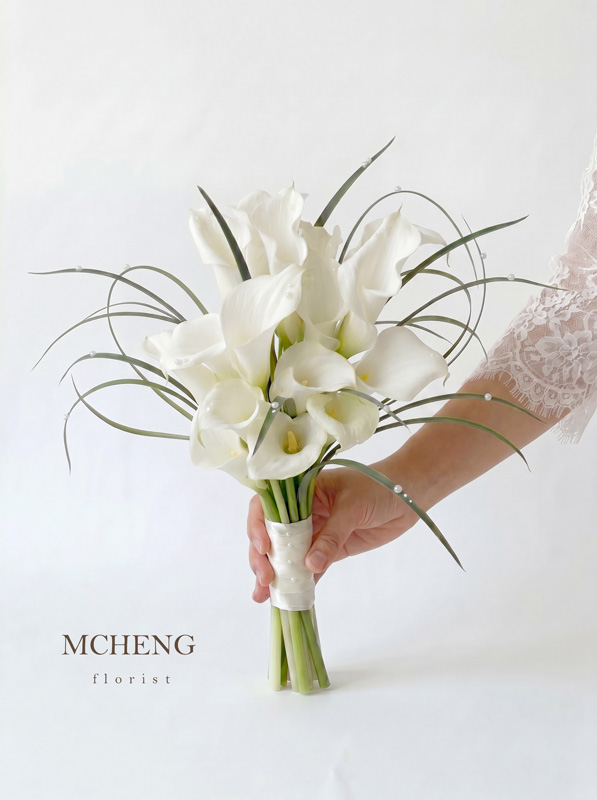 Hoa Cuoi Cam Tay Calla Lily Dinh Ngoc Trai Mcheng Florist Long Khanh Mẫu Hoa Cưới Cầm Tay Calla Lily Đính Ngọc Trai thiết kế thanh lịch tại Mcheng Florist