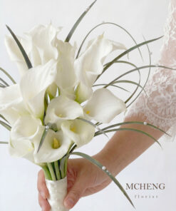 Cận cảnh vẻ đẹp tinh khiết của hoa Calla Lily trắng và cỏ linh chi đính ngọc trai