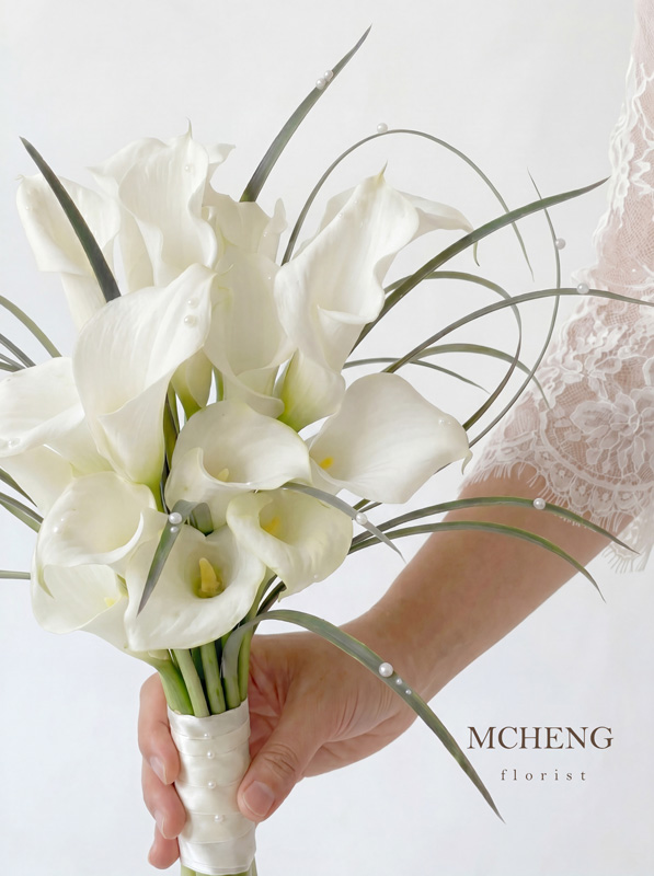 Chi Tiet Hoa Cuoi Cam Tay Calla Lily Trang Mcheng Florist Cận cảnh vẻ đẹp tinh khiết của hoa Calla Lily trắng và cỏ linh chi đính ngọc trai