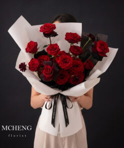 Mẫu Hoa Bó Hồng Đỏ Mix Scabiosa Đen thiết kế tương phản tại Mcheng Florist