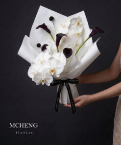 Mẫu Hoa Bó Lan Hồ Điệp Trắng Phối Calla Lily Đen thiết kế sang trọng tại Mcheng Florist