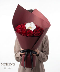 Mẫu Hoa Bó Hồng Đỏ Mix Lan Hồ Điệp thiết kế quyến rũ tại Mcheng Florist